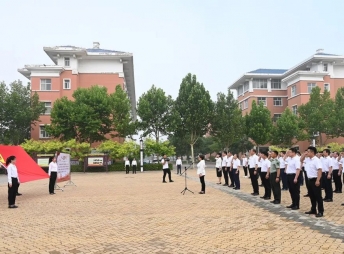 2022年7月1日，縣四大班子領(lǐng)導(dǎo)出席在我校舉行的慶祝建黨101周年升國(guó)旗儀式，并帶領(lǐng)大家重溫入黨誓詞